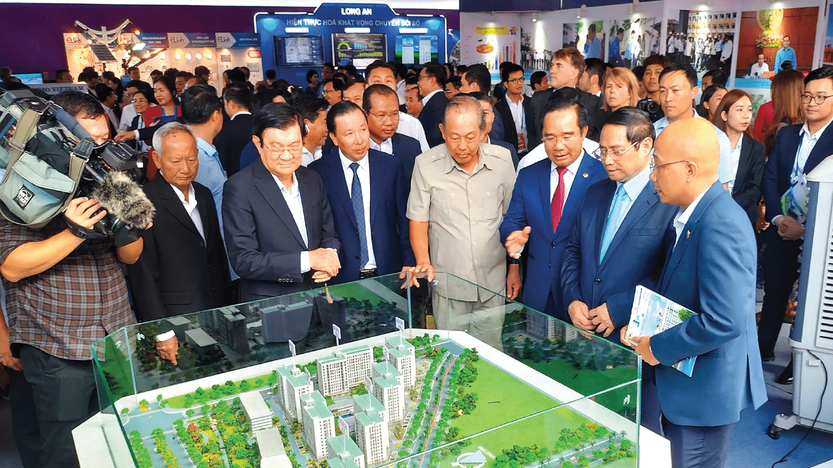 Đoàn đại biểu cấp cao nhà nước tham quan sa bàn và nghe giới thiệu về sản phẩm EHome Southgate tại Hội nghị công bố Quy hoạch và xúc tiến đầu tư tỉnh Long An